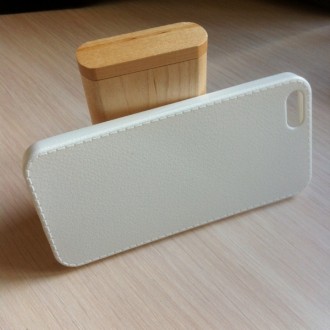 Чехол для iPhone выполнен из качественного и прочного силикона с имитацией под к. . фото 3
