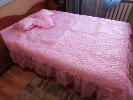 Покрывало на двуспальную кровать из розового шифона, в комплекте три маленькие п. . фото 4