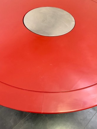 Черно-красный обеденный стол из лакированного металла, 1970-е. . фото 3