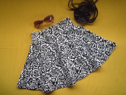 Фирменная красивая юбка солнцеклёш с замочком сзади
,H&M, р.XS, Турция. ПОТ 29,. . фото 2