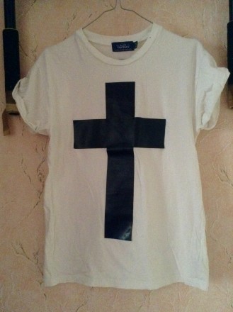 Продам мужскую футболку с кожаным крестом.. . фото 2