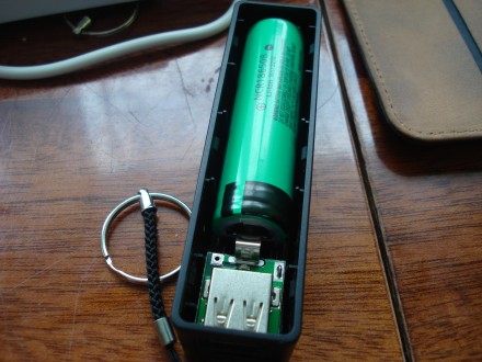 Внешнее зарядное устройство сделано в виде брелка. маленькое и компактное. Внутр. . фото 6