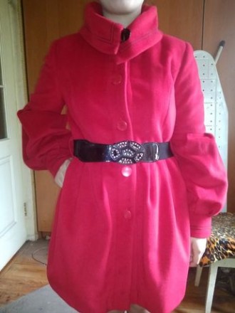 Стильное пальто на девочку. Ярко красного цвета. Приблизительно на 10-11 лет. Дл. . фото 2