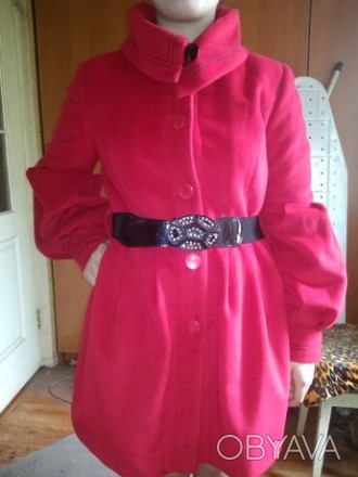 Стильное пальто на девочку. Ярко красного цвета. Приблизительно на 10-11 лет. Дл. . фото 1