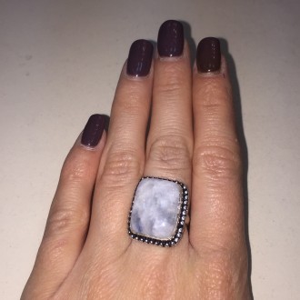 Предлагаем Вам купить красивое кольцо с натуральным лунным камнем в серебре.
Раз. . фото 4