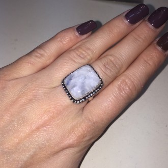 Предлагаем Вам купить красивое кольцо с натуральным лунным камнем в серебре.
Раз. . фото 3