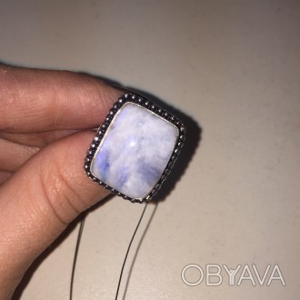Предлагаем Вам купить красивое кольцо с натуральным лунным камнем в серебре.
Раз. . фото 1