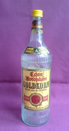 Бутылка от алкоголя Goldkorn. Стекло. Германия.
Высота 35.5 см. Объём 1.5 л.
8. . фото 2