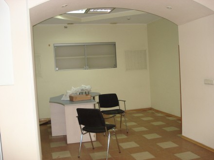 Офисное помещение 176 м.кв в центре Донецка цокольный этаэ 9 кабинетов мебель ку. Ворошиловский. фото 4