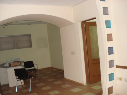 Офисное помещение 176 м.кв в центре Донецка цокольный этаэ 9 кабинетов мебель ку. Ворошиловський. фото 2