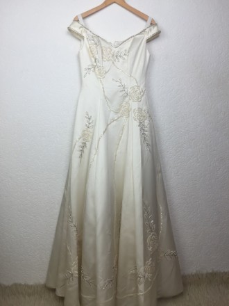 Очень красивое свадебное платье вышитое бисером ручной работы. Цвет - айвори. Пл. . фото 2