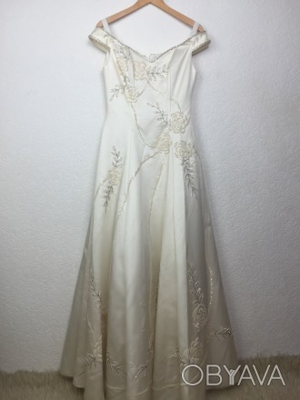 Очень красивое свадебное платье вышитое бисером ручной работы. Цвет - айвори. Пл. . фото 1