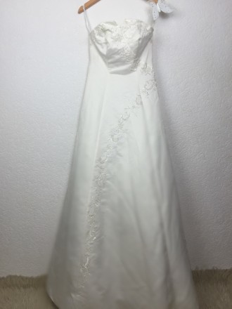 Очень красивое свадебное платье, вышивка ручной работы. Фасон - колокольчик. Цве. . фото 2