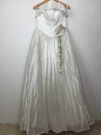 Очень красивое свадебное платье с цветком. Цвет - белый. Платье новое, использов. . фото 9