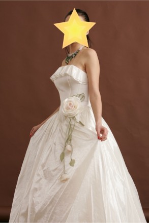 Очень красивое свадебное платье с цветком. Цвет - белый. Платье новое, использов. . фото 3