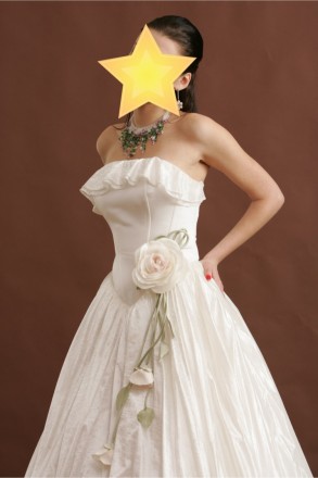 Очень красивое свадебное платье с цветком. Цвет - белый. Платье новое, использов. . фото 5