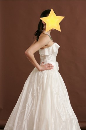 Очень красивое свадебное платье с цветком. Цвет - белый. Платье новое, использов. . фото 6
