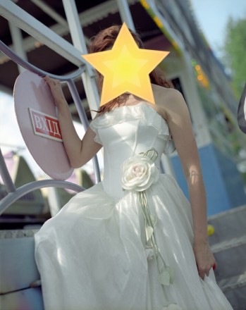 Очень красивое свадебное платье с цветком. Цвет - белый. Платье новое, использов. . фото 7