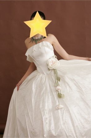 Очень красивое свадебное платье с цветком. Цвет - белый. Платье новое, использов. . фото 4