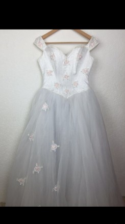 Очень красивое и милое свадебное платье расшито бисером. Цвет - белый. Платье но. . фото 5