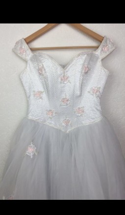 Очень красивое и милое свадебное платье расшито бисером. Цвет - белый. Платье но. . фото 2