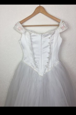 Очень красивое и милое свадебное платье расшито бисером. Цвет - белый. Платье но. . фото 9