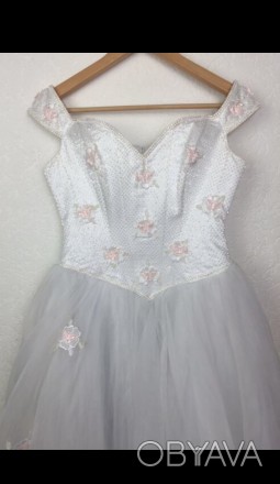 Очень красивое и милое свадебное платье расшито бисером. Цвет - белый. Платье но. . фото 1