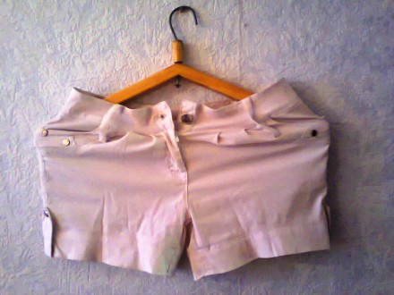 Белые шорты с манжетами, размер 42-44, тянутся хорошо, сзади и спереди есть карм. . фото 2