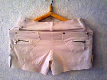 Белые шорты с манжетами, размер 42-44, тянутся хорошо, сзади и спереди есть карм. . фото 3