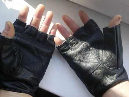 Мужские кожаные перчатки с открытыми пальцами, черного цвета, размер L, очень кр. . фото 3