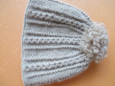 Очень красивая и теплая шапочка ручной вязки из 100 % мохеровой пряжи бежевого ц. . фото 3