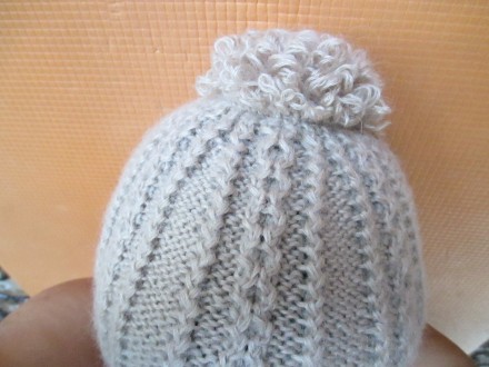 Очень красивая и теплая шапочка ручной вязки из 100 % мохеровой пряжи бежевого ц. . фото 5
