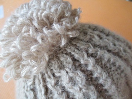 Очень красивая и теплая шапочка ручной вязки из 100 % мохеровой пряжи бежевого ц. . фото 2