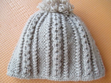 Очень красивая и теплая шапочка ручной вязки из 100 % мохеровой пряжи бежевого ц. . фото 4