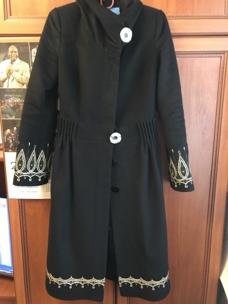 Кашемировое пальто с вышивкой. Очень интересный фасон, оригинальные пуговицы. Со. . фото 9