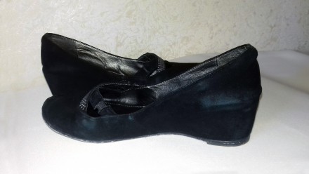Продам туфли на танкетке из черной замши
с металлической фурнитурой и темными с. . фото 3