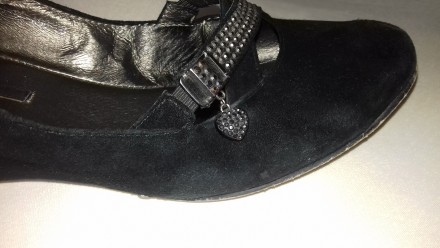 Продам туфли на танкетке из черной замши
с металлической фурнитурой и темными с. . фото 7