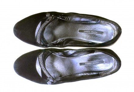 Продам туфли на танкетке из черной замши
с металлической фурнитурой и темными с. . фото 5