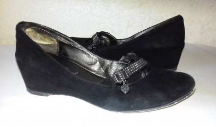 Продам туфли на танкетке из черной замши
с металлической фурнитурой и темными с. . фото 4