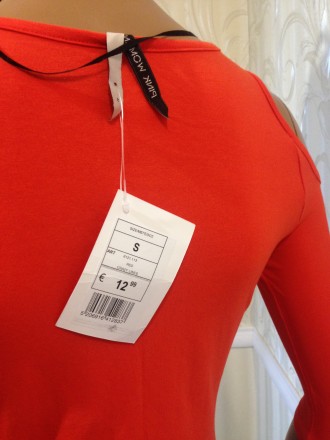 Платье-футболка с открытыми плечами насыщенного оранжевого цвета, облегающего си. . фото 6