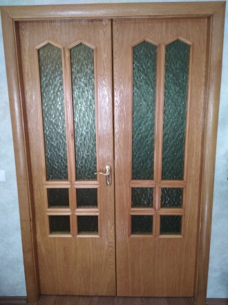 Продам межкомнатные лакированные шпонированные дубом двери со стеклом (3 шт.) и . . фото 2