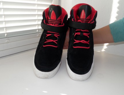 Кроссовки утепленные, кеды, хайтопы Adidas, оригинал
цвет черный, красный
нату. . фото 5
