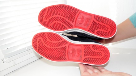 Кроссовки утепленные, кеды, хайтопы Adidas, оригинал
цвет черный, красный
нату. . фото 4