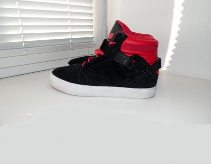 Кроссовки утепленные, кеды, хайтопы Adidas, оригинал
цвет черный, красный
нату. . фото 3