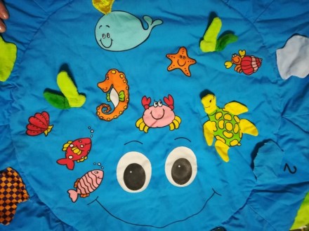 Продам детский развивающий коврик, шелестит, изображение рыбок и цыфер, помогает. . фото 4