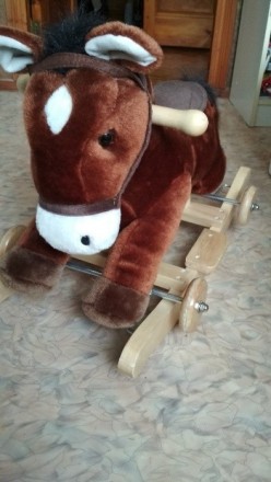 Детская игрушка лошадка-качалка с колёсиками. Состояние нового. Ребёнок 2 раза с. . фото 2