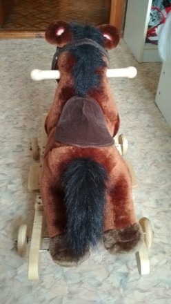 Детская игрушка лошадка-качалка с колёсиками. Состояние нового. Ребёнок 2 раза с. . фото 4