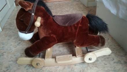 Детская игрушка лошадка-качалка с колёсиками. Состояние нового. Ребёнок 2 раза с. . фото 3