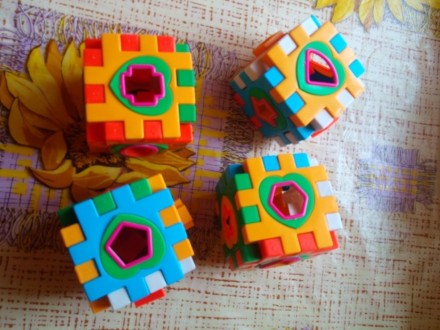 Кубик-сортер,можно соеденять или собирать по частям,серединки сердечки с разными. . фото 3
