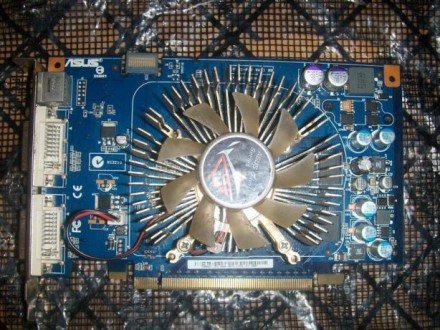 Графический процессор - GeForce 8600GT
Частота ядра - 540 MHz
Частота памяти -. . фото 2